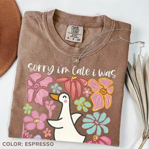 Sorry I’m Late Dilly Dallying Goose Tee, Floral Goose Graphic T-Shirt, Funny Sarcastic Mama Shirt, Retro Boho Aesthetic Tee, Unisex Gift (100% Cotton)