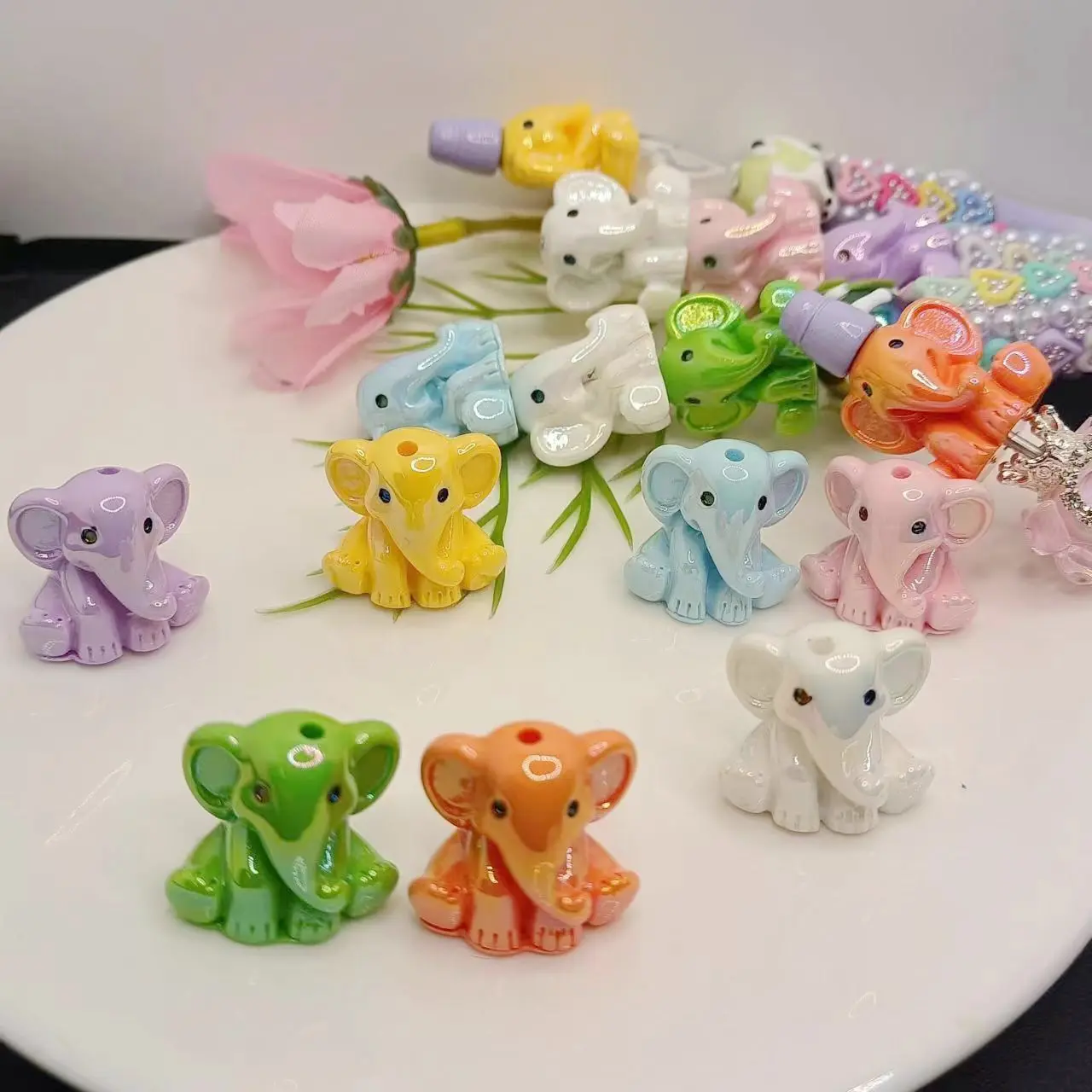 8pcs Multicolor UV Coated Resin Elephant Beads with Holes, Bead Set, Contemporary Style DIY Beading Jewelry Making Supplies, Beads Charms Accessories, Pen Chain Pendant Decorations for Home Car, Decorative Beads, DIY Crafts, DIY Craft Embellishments