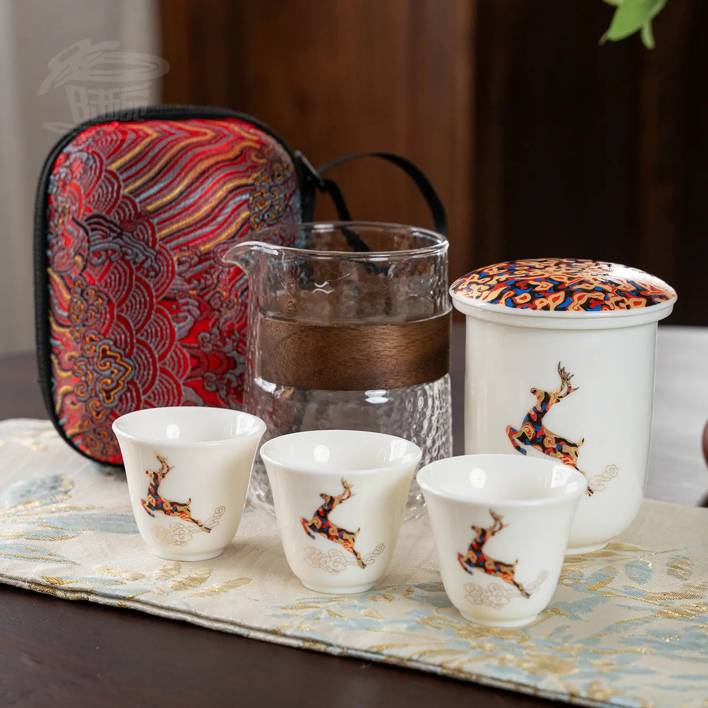 A deer comes with your travel tea set, a glass tea set, a household tea set, a teapot, a cup, and a portable version.