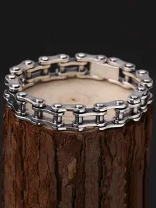 1 piece of motorcycle chain, bicycle chain, bracelet for purchasing products. Made of stainless steel, silver polished jewelry. Suitable for dates, parties, vacations, casual accessories for decoration. As a gift for your boyfriend or birthday present.