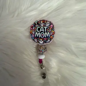 Cat Mom Badge Reel - High-Quality Silicone Heart-Shaped Design, Lightweight & Comfortable, Non-Toxic & Hypoallergenic, Perfect Gift Option