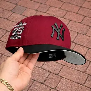 9FORTY New York Yankees 1999 World Series Side Patch Cap – Cream & Black Adjustable Hat with Red NY Logo
