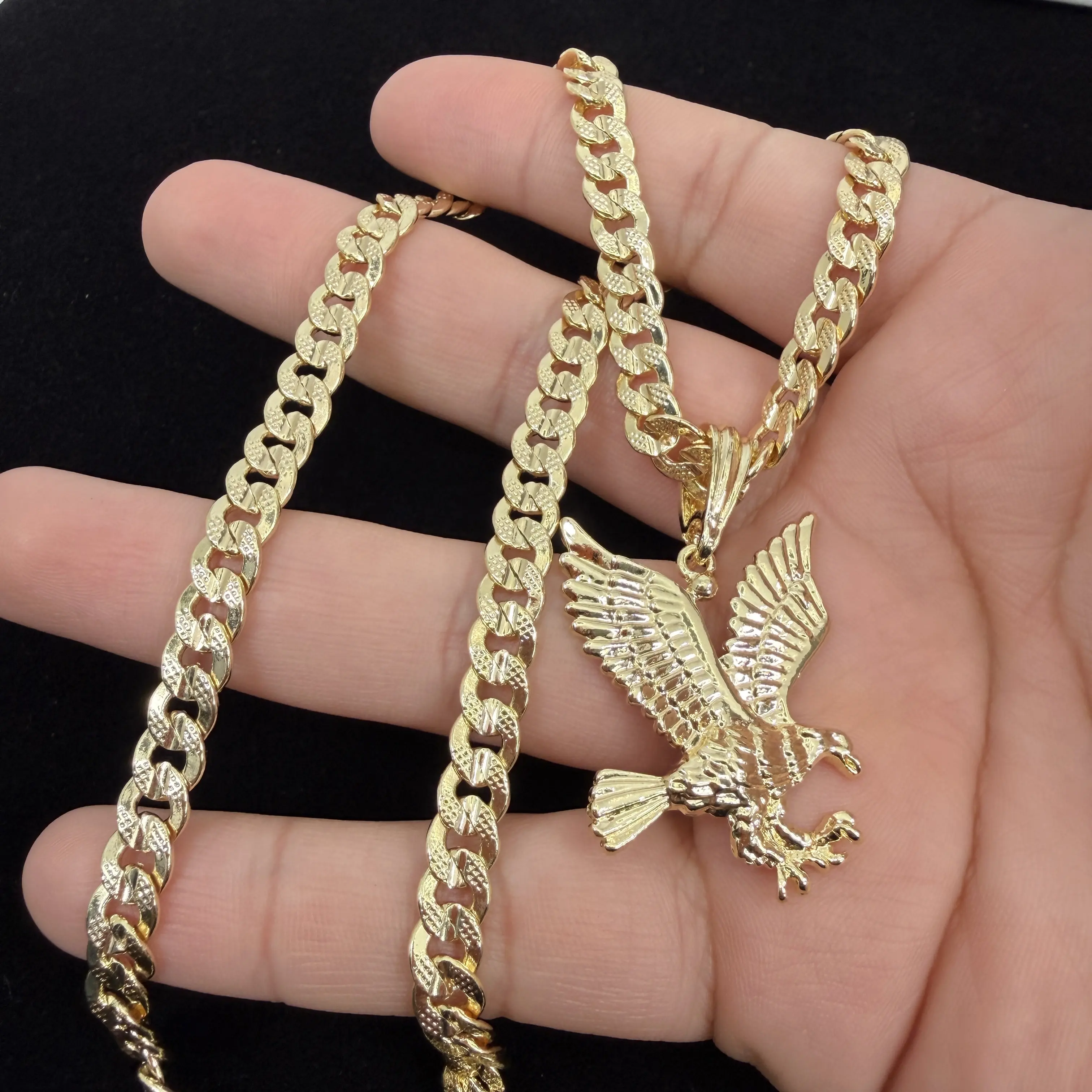 Eagle Pendant Necklace 14K Gold Plated – Collar de Águila Bañado en Oro, Gold Chain for Men & Women Gold Statement Chain