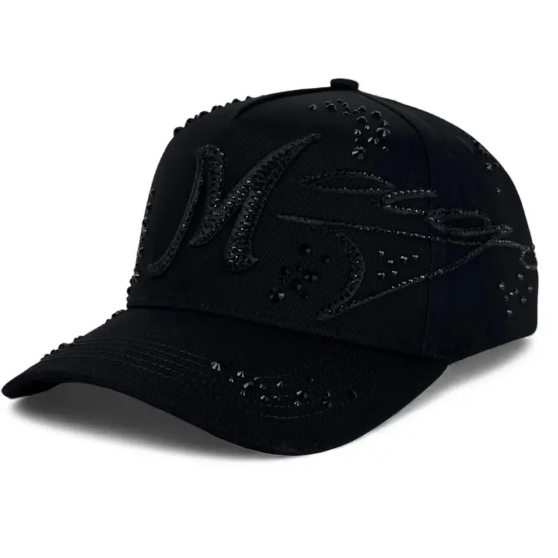 31 Hats x El Mago Total Black Snapback – Adjustable Streetwear Cap, gorra bélica de alta calidad negro total con bordado 3D y piedreria del mago.