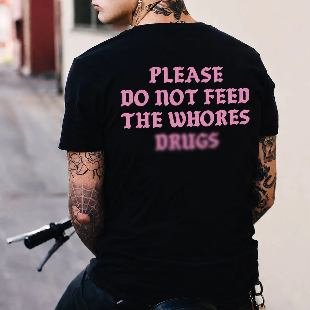 (2side) PLEASE DO NOT FEED THE WHOR3S DR$GS Casual Black Pink Print T-shirt
