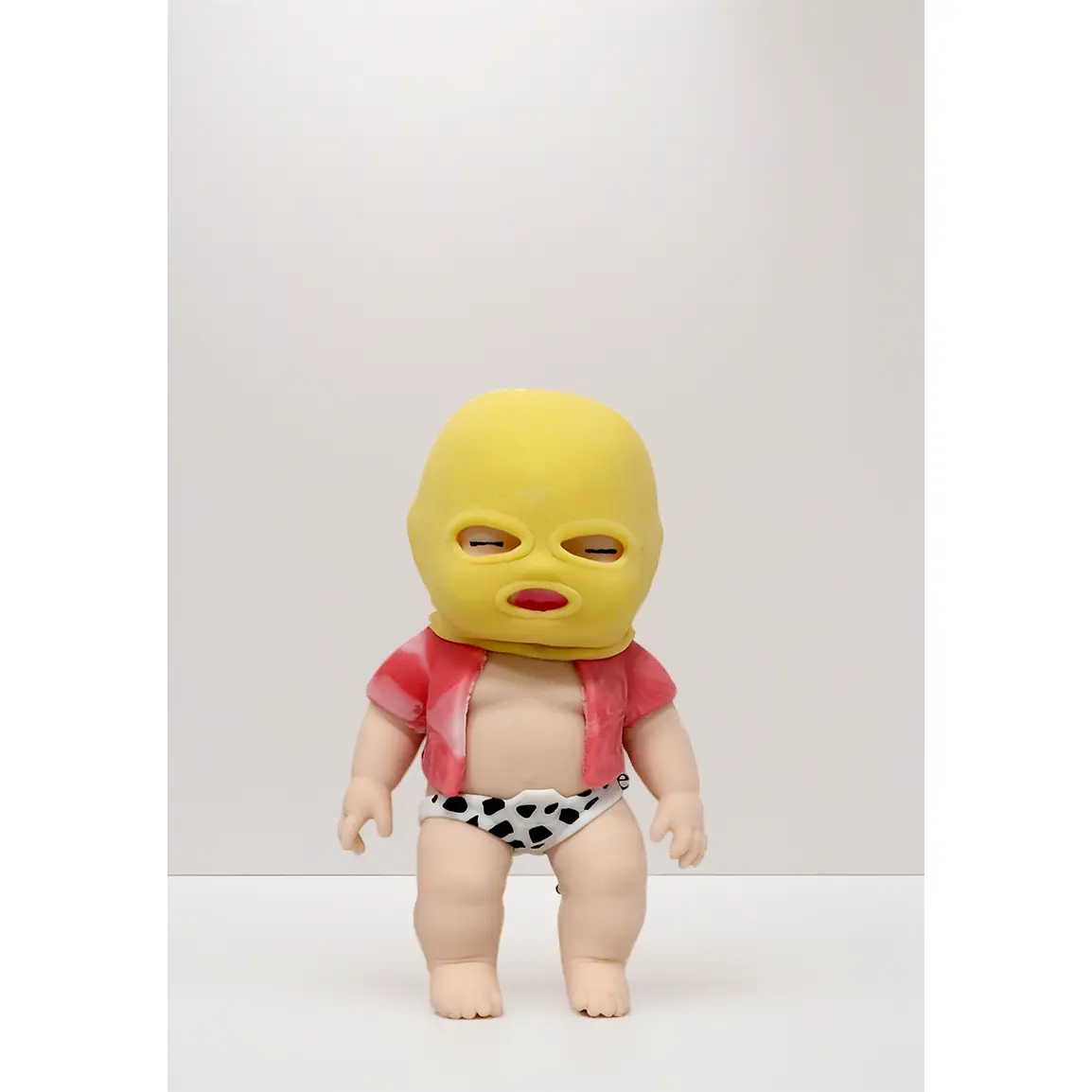 Skin-colored bandit doll (yellow hat + red clothes