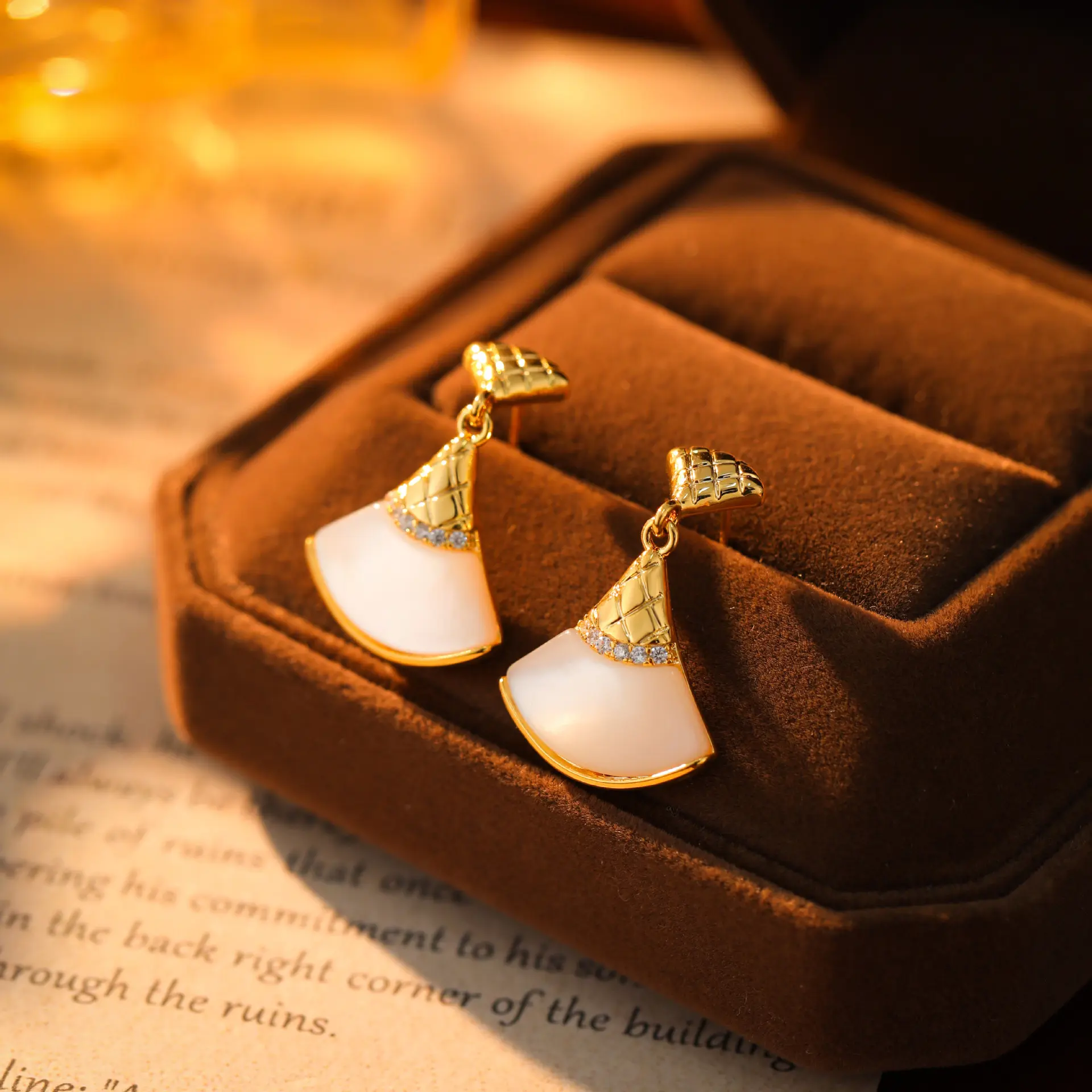 Elegant shell-shaped earrings for women, fashionable and light luxury fan-shaped mother-of-pearl studs, versatile design, stylish earrings