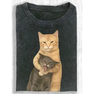 Women's Cat Quarrel Moment Graphic Tee - Retro Batik Print Fashion,  Loose Fit Short Sleeve Crew Neck, Unique Holiday Gift Idea for Her