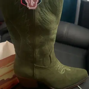FIORALIE Cowboy Boots for Women Embroidered Pointy Toe Mid Calf Chunky Heel Western Cowgirl Boots Fashion Pull-on Comfort Botas