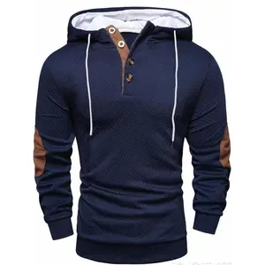 Men'scasualsportspulloverhoodiewithdrawstrings,patchdesignonthesleeveshaftwithbuttoncollar,comfortablefabric,regularversion,suitableformensdailywearinautumnandwinter.