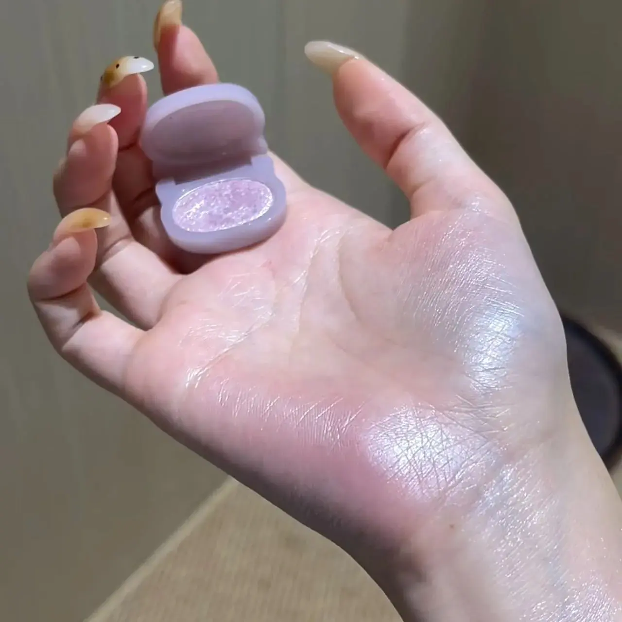 Multifunctional Mini Keychain Facial Highlighter Blush, Everyday Cosmetics Makeup, Easy Carrying, Smooth Face Contouring, Hydrating Non-Greasy Texture, Quick Skin Fit, Brighten Dark Spots, Radiant Glowing Finish