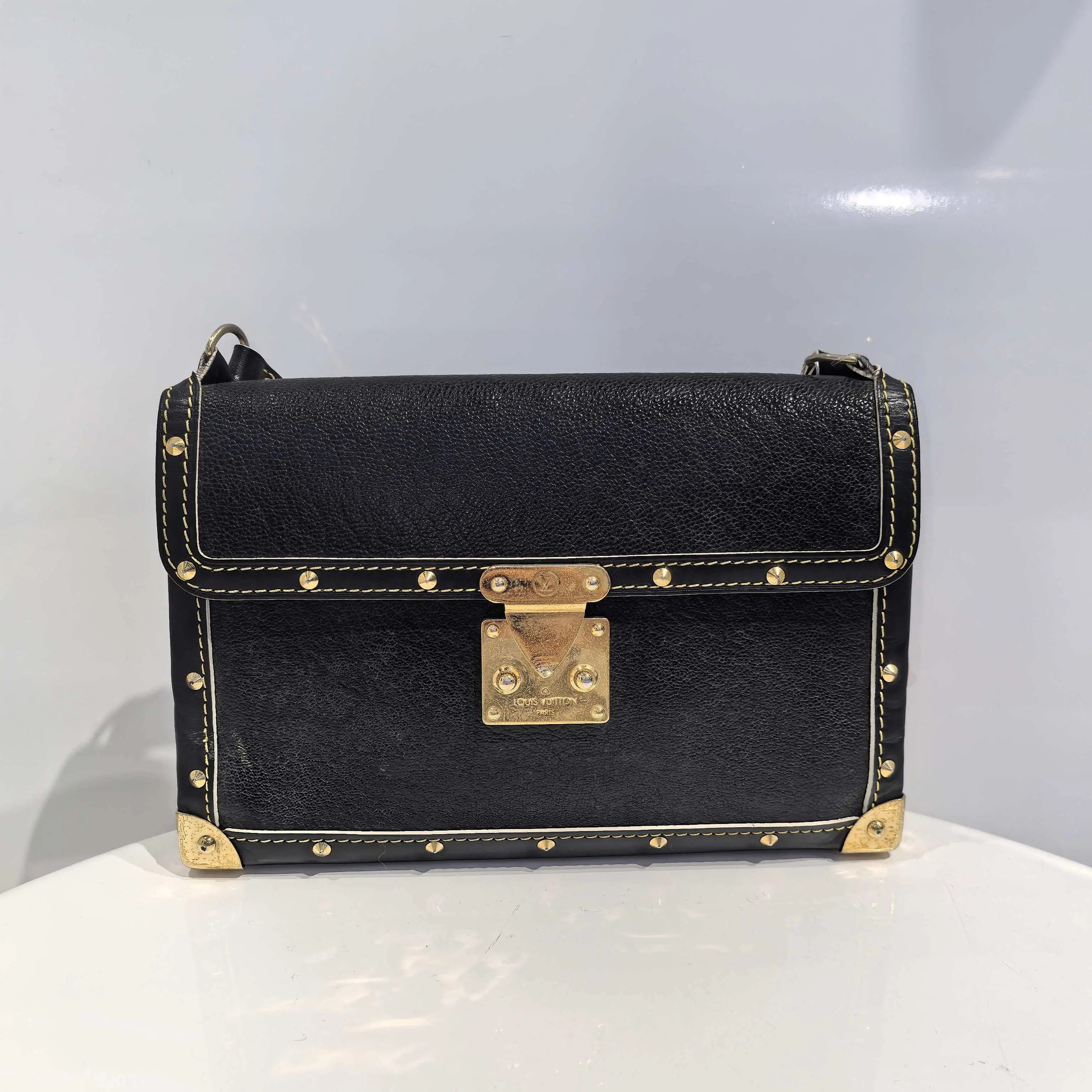 Pre-owned Louis Vuitton Suhali Black Leather Shoulder Bag with Gold Studs and Lock Closure Elegant Design for Everyday Use