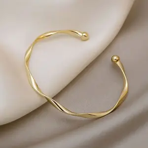 9KT Gold Plated Adjustable Twist Bracelet - Elegant and Versatile Jewelry Accessory for Everyday Wear