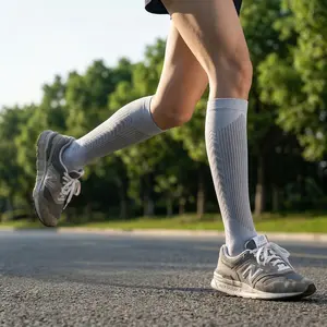 Sports Muscle Compression Calf Socks (Unisex) / Reflective Cycling Socks, Reflective Running Socks, High-Elasticity Zoned Compression Long Socks, Reflective Stripe Design, Anti-Fatigue and Sprain Prevention, Suitable for Night Running, Night Cycling, Fitn