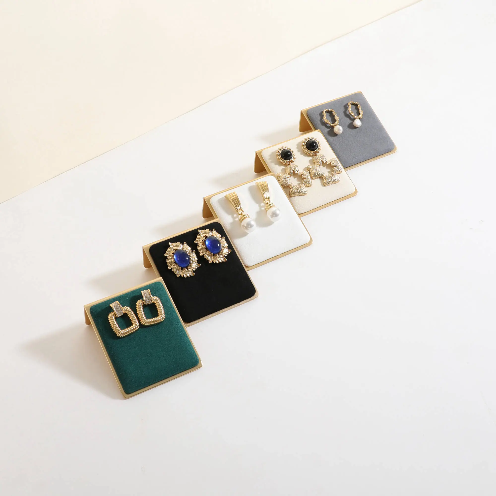 GemeShou Velvet Earring Display Stand for selling, Small Earrings Storage Board for Jewelry Show, Gold Jewelry studs organizer Holder