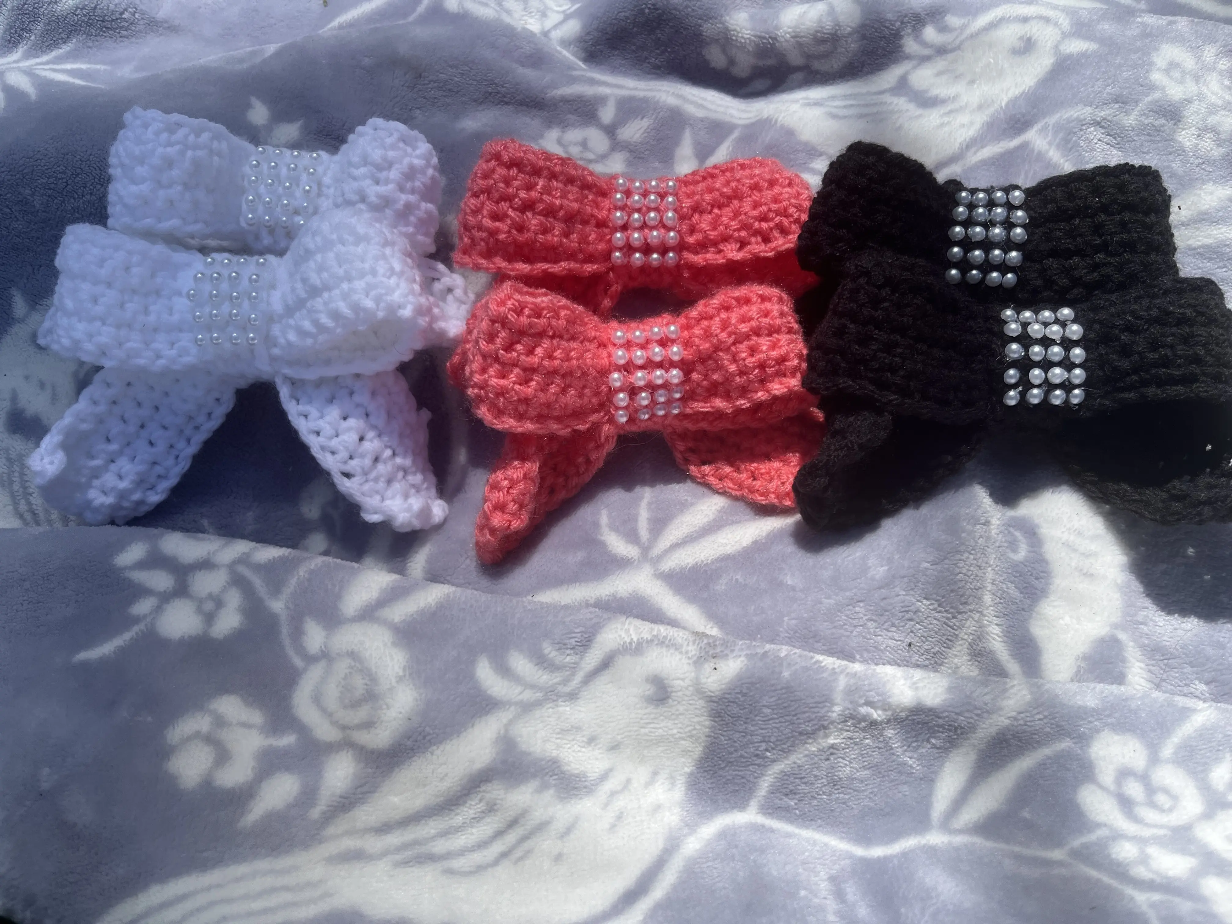 Crochet pearl bow