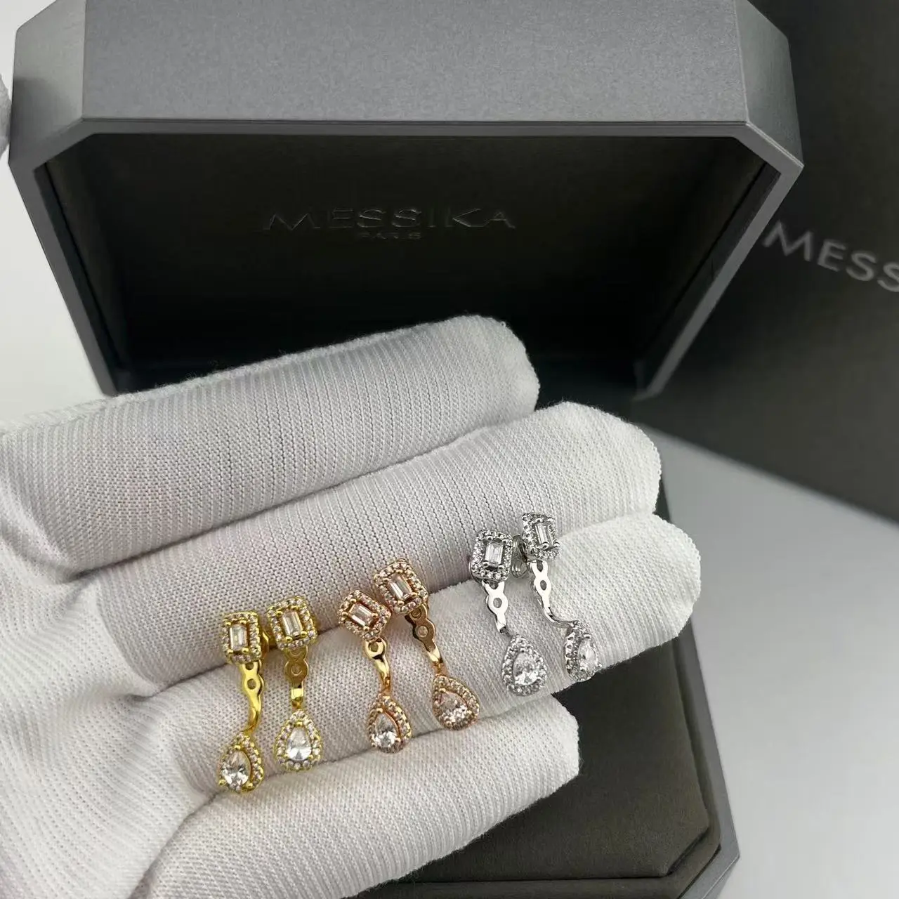 Diamond-studded drop-shaped stud earrings. A must-have fashion item that can be worn in various occasions. Perfect for giving as a gift.
