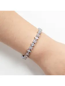 Four-leaf clover zircon bracelet, floral jewelry, bracelet, elegant bangle bracelet, light luxury, skin-toning, high-end, elegant, fashionable, socialite