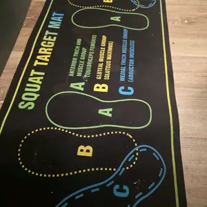 Tapete Resistente para Sentadillas/ Antideslizante y Duradero, Ideal para Sentadillas, Flexiones y Levantamientos Fuertes Tapete de Entrenamiento Rojo/Negro, Regalo Perfecto para Entusiastas del Fitness, Tapete de Yoga y Ejercicios de Sentadillas.