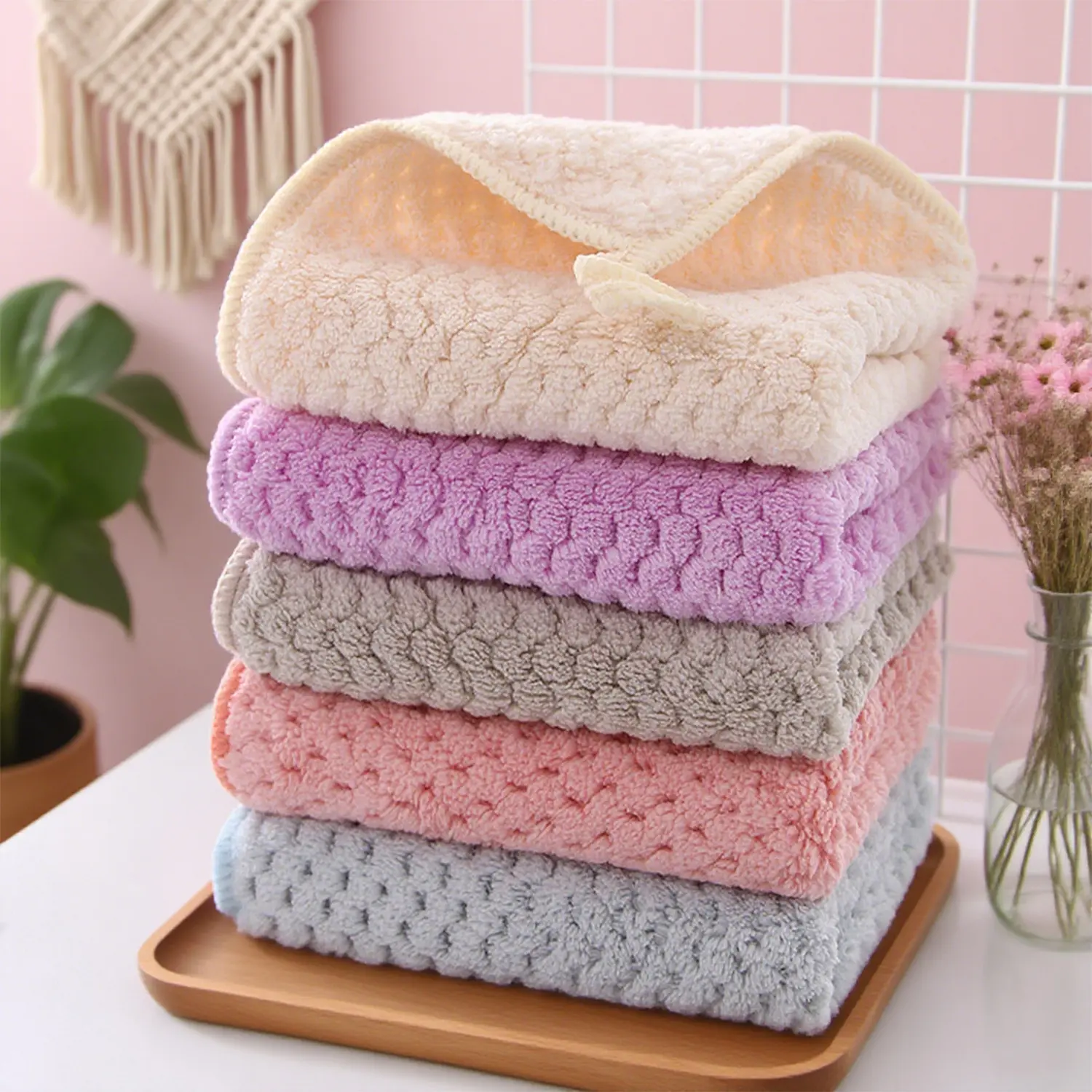 Coral fleece pineapple-grid absorbent hand towel for kitchen and bathroom use, coral fleece square towel, kindergarten and kitchen cleaning towel, multi-purpose cleaning cloth and hand towel.