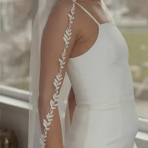 Fashionable and Simple Bride Veil with Leaf Lace, Single Layer Wedding Veil, 78.74inch with Hair Comb, Suitable for Various Weddings, Essential for Brides