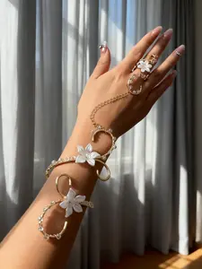 Elegant Floral Finger Chain Bracelet, Adjustable Wristband for Women, Perfect for Daily Outings, Parties, and Festive Gatherings