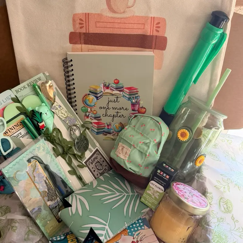 Green Theme Blind Date with a Book Box, Mystery Book Bundle, Cute Reading Gift Set, Birthday Gifts For Her, Green Gift Bundle, Reader Gift