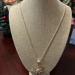 Cadena con dije para realzar cualquier look con destellos de espejo