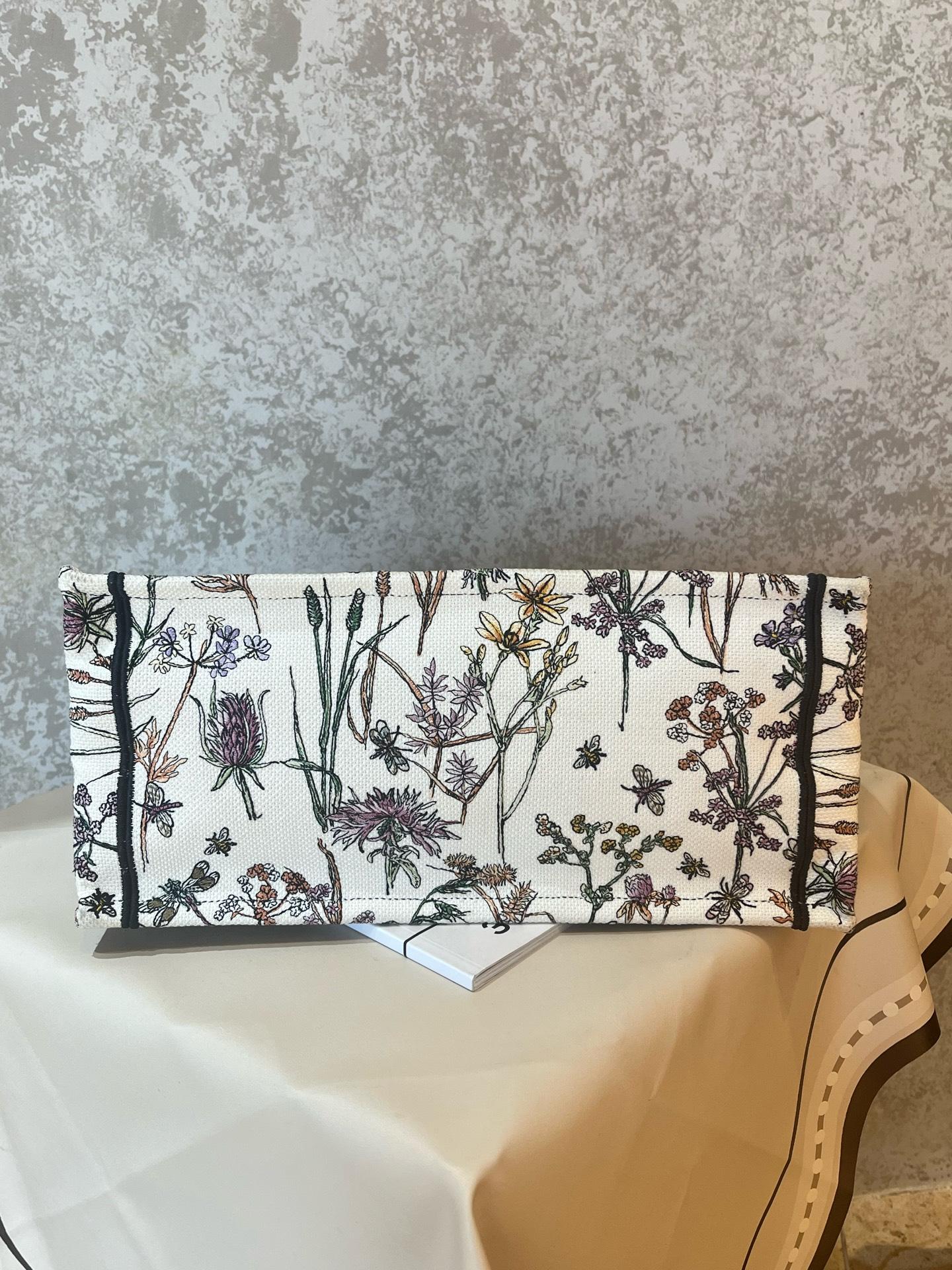 Pre-owned Dior Medium Book Tote from the coveted Florilegio collection, features intricate floral & insect embroidery on white canvas 1919H0553