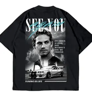 The Paul Walker graphic T-shirt from "Fast and Furious" highlights the cultural core of car modification. Full of the atmosphere of road movies; Suitable for men, women, mothers, and friends, couple style, fashionable and loose fitting, youthful and energ