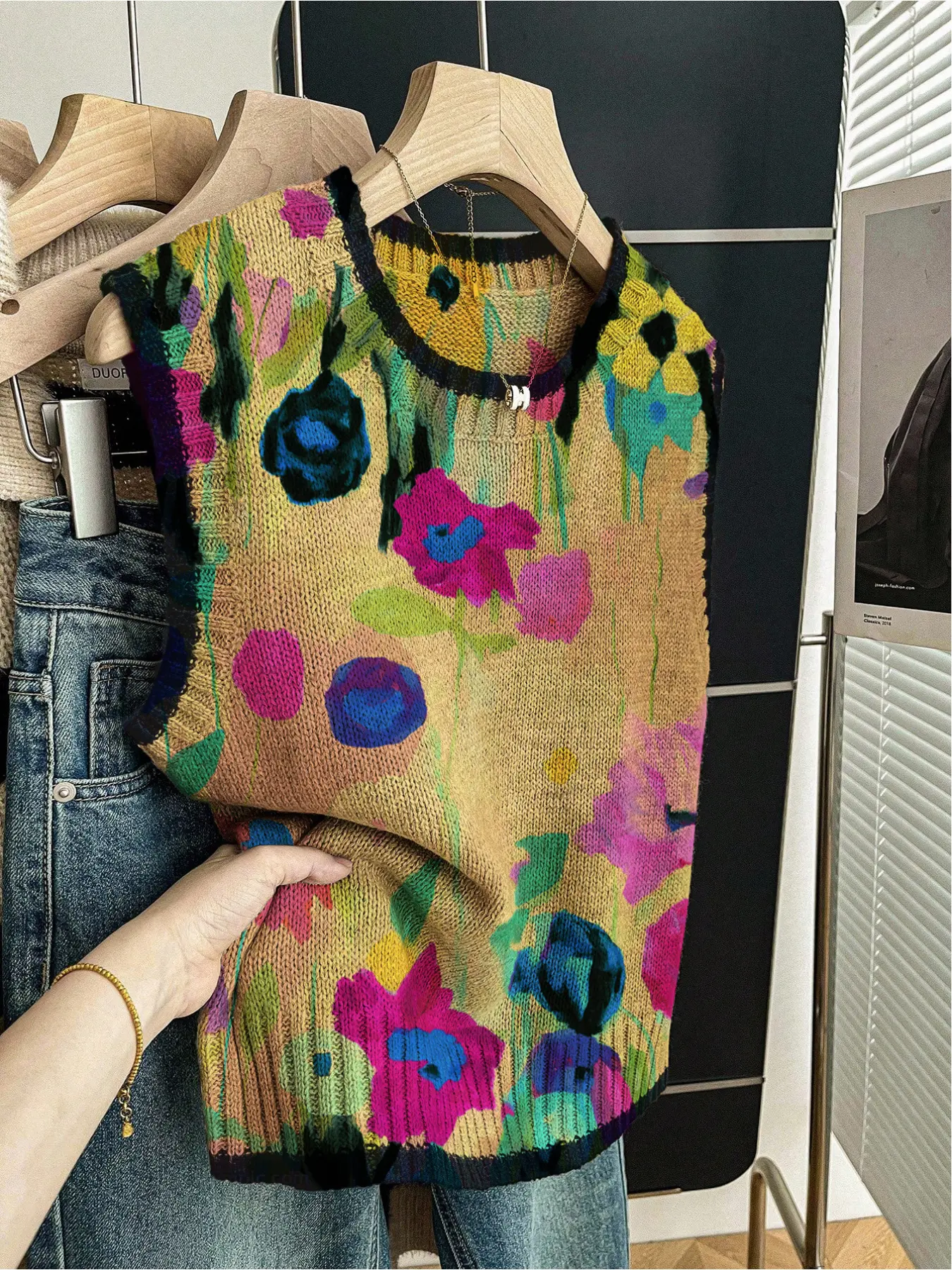 1 piece + Spring and summer back-to-school casual style loose round-neck sleeveless woolen knitted top with dark blue trim and contrasting watercolor floral prints for women. Women's outerwear for women, paired with a vest, worn alone Womenswear