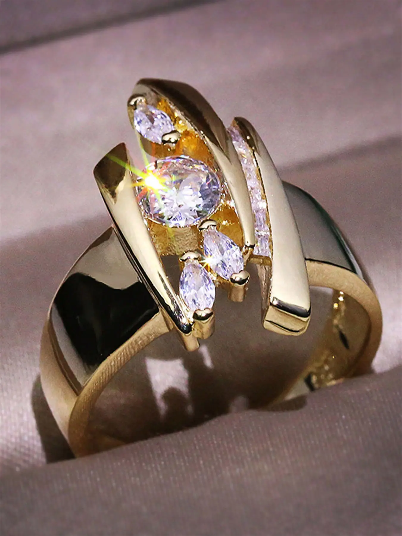 1 PC Glamorous Cubic Zirconia Ring Elegant Engagement Ring For Women For Valentine's Day Gift Wedding Anniversary Party Jewelry Statement Ring