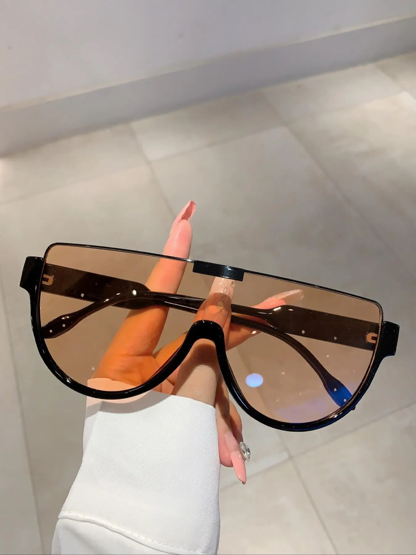 Trendy One Piece Frame Sunglasses for Women, Summer Outfits Personality Semicircle Fashion Accessories for Everyday Use for Outdoor Activities