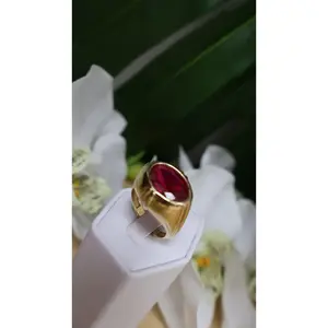 anillo de hombre de  10k con  piedra roja .