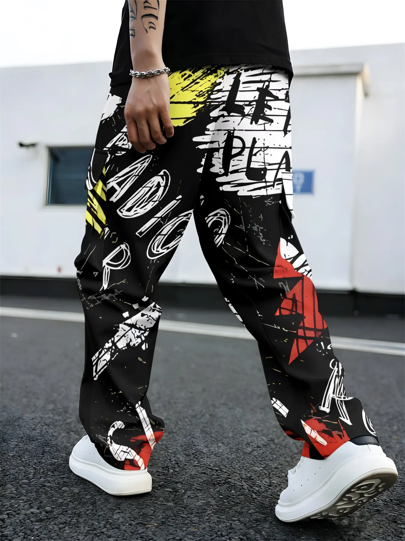 Men's cargo pants, one-piece color-block graffiti men's cargo pants, functional and individual style, multi-pocket design, black, white and red color blocking creates a visual impact, and large-capacity pockets meet daily commuting needs.