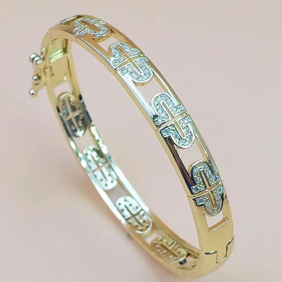 18K Gold Plated CZ-Inlaid Bangle - Tarnish-Resistant Luxury Costume Bracelet for Fashion Accessories Enthusiasts