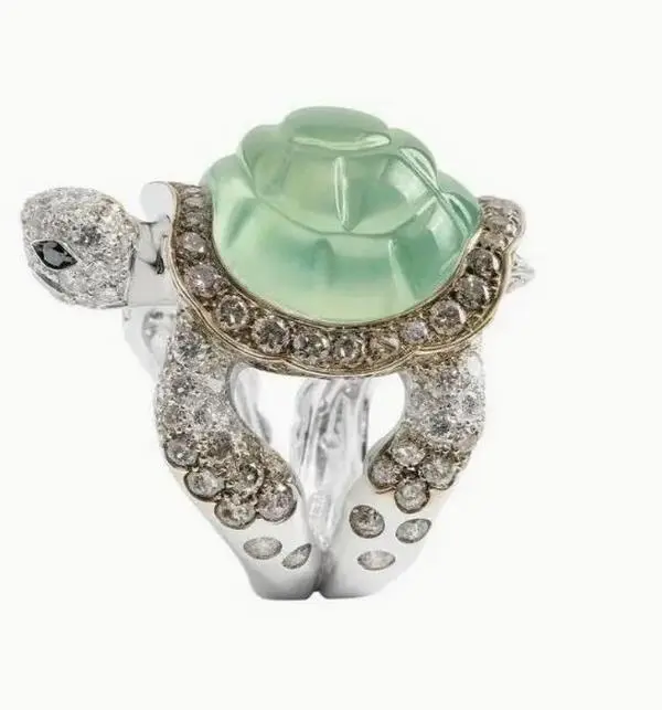 Big Green Turtle Ring - Unique Gift with Green Stone, Decorative Design, Elegant Finish