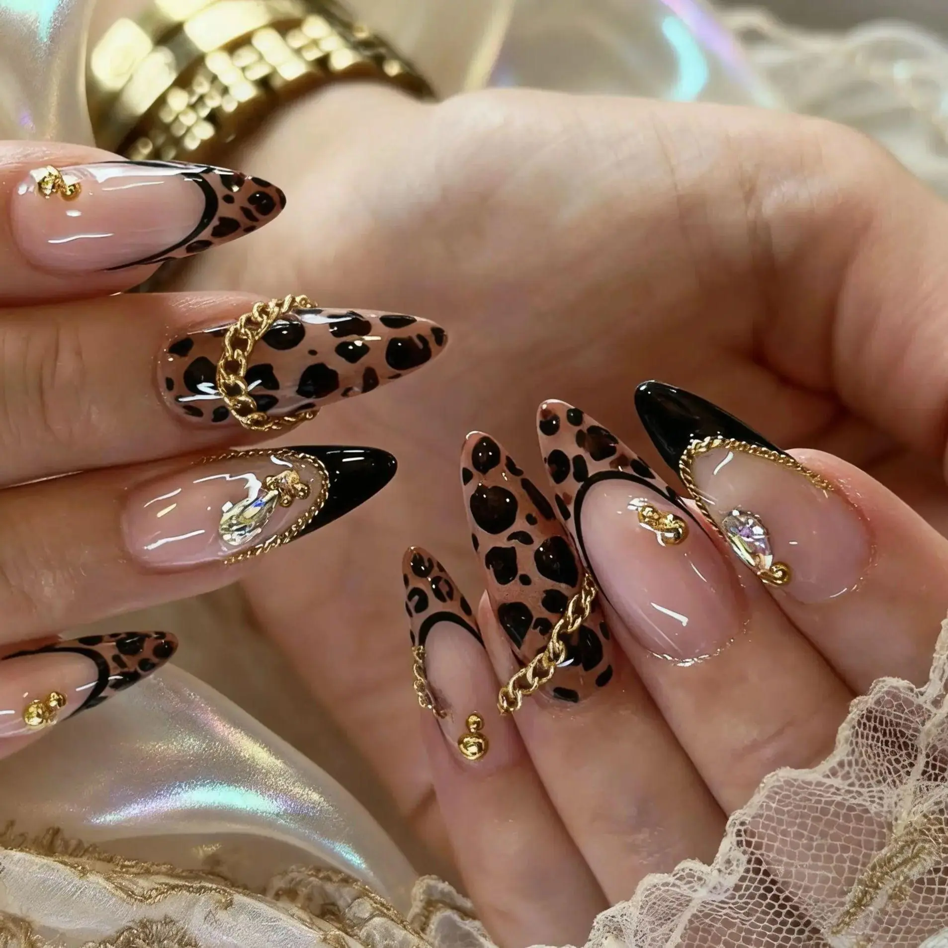 24pcs Glitter Diamond Press on Nails French Pearl False Nails Vintage Sweet Cool Fake Nails Leopard Print Nail Art Almond Nail