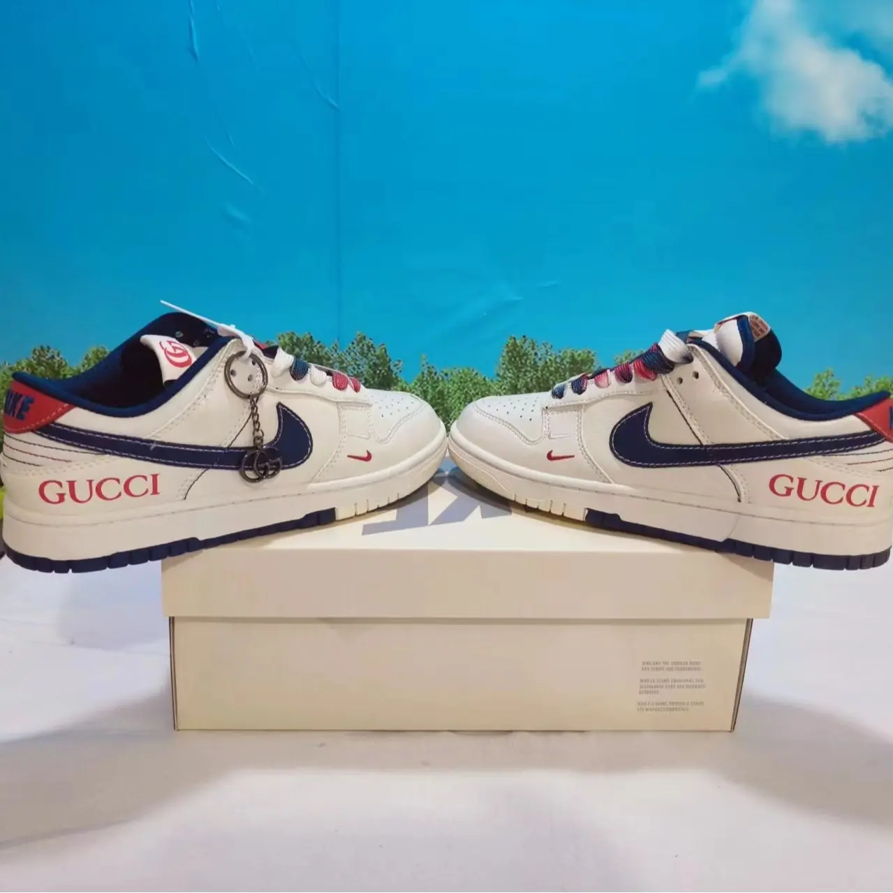 Unisex retro low‑top casual skate sneakers, cream leather upper with navy‑red mixed laces & decorative metal charm accessory, cushioned flat midsole, slip‑resistant wear‑proof rubber outsole for vintage street look & daily outings