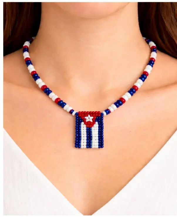 Collar artesanal bandera cubana  – hecho a mano
