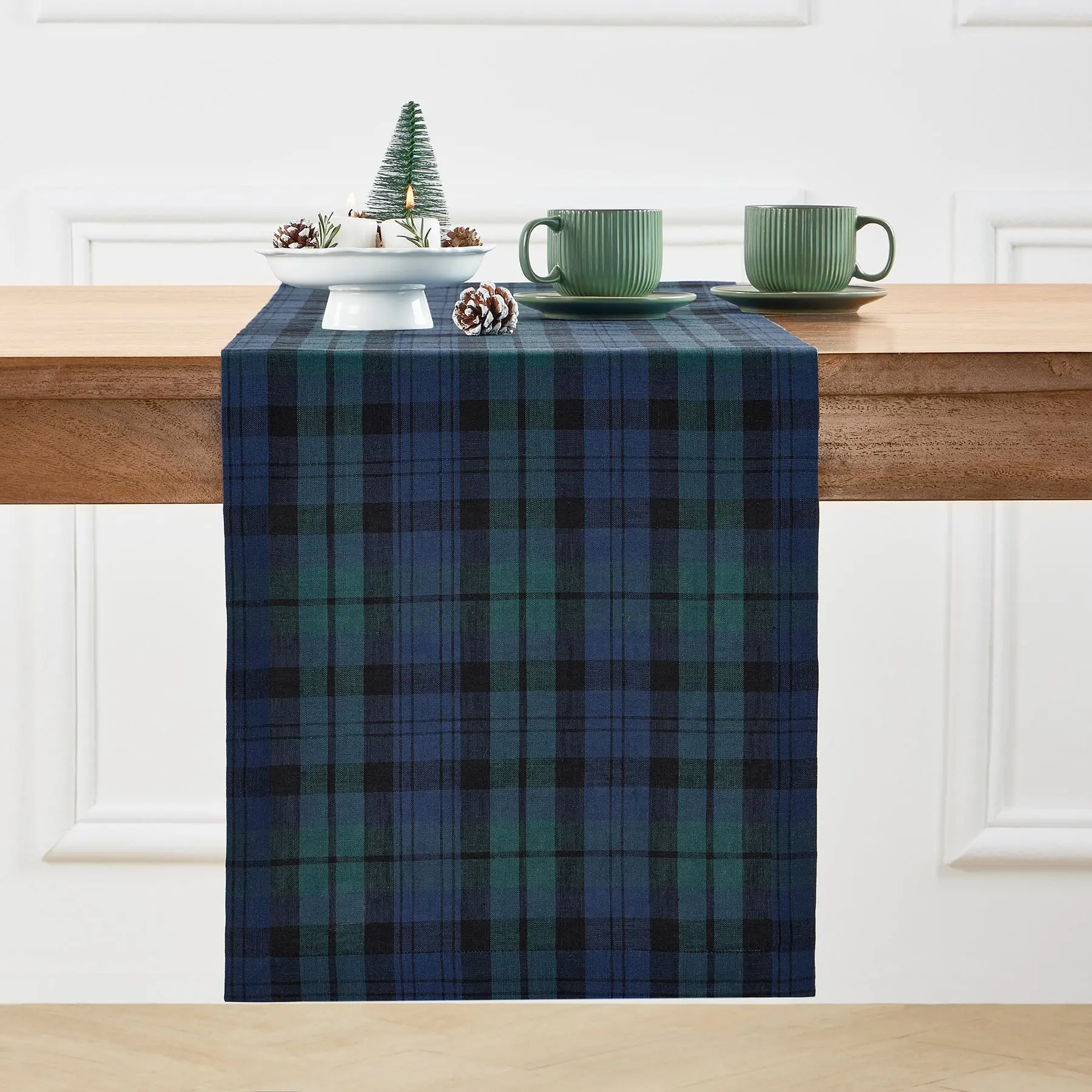 Solino Home Blackwatch Plaid Table Runner - Artisan-Crafted Traditional Holiday Kitchen Linen for Pairing with Placemats and Napkins