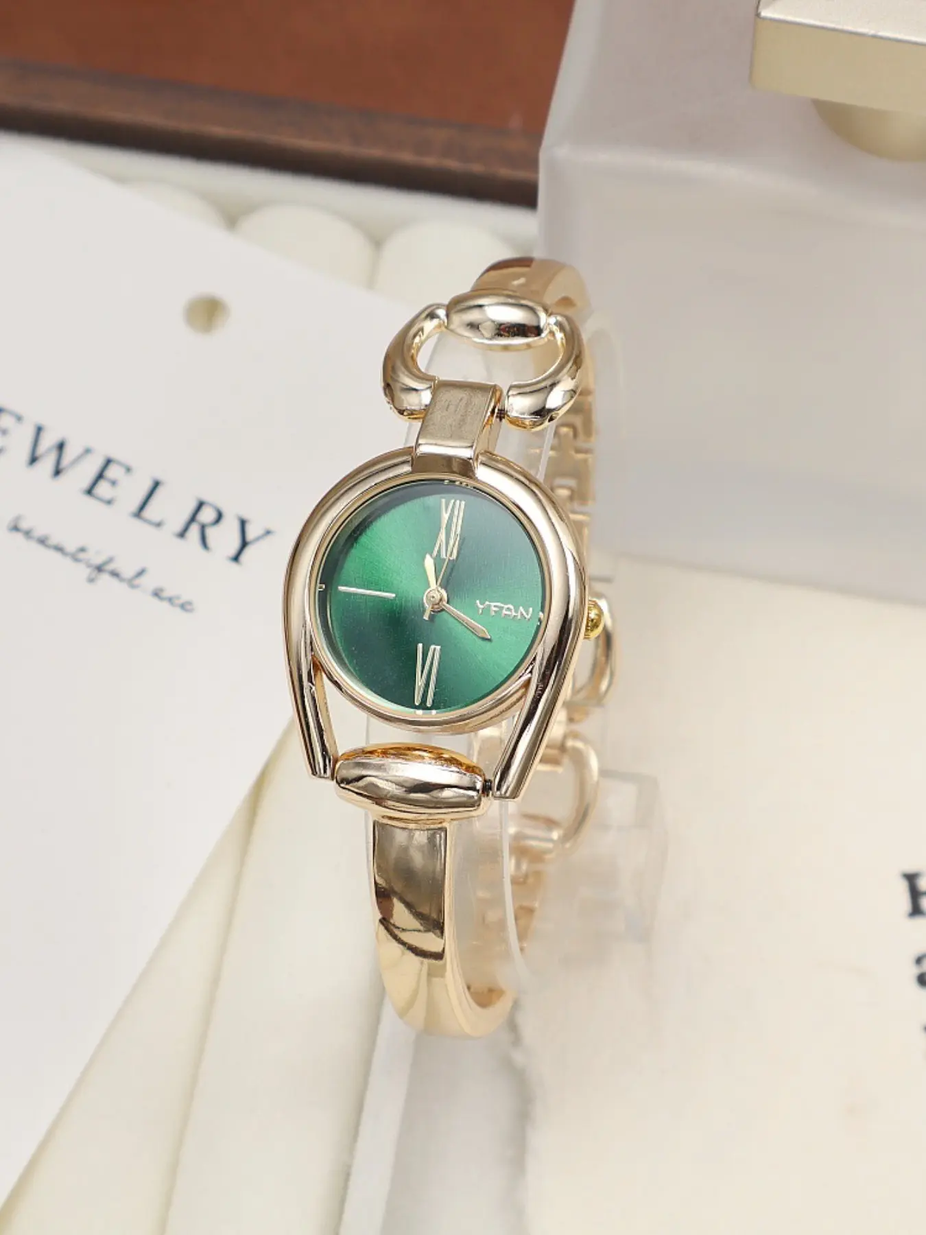 Women's Vintage Button Bracelet Watch, Versatile Roman Numerals, Aurora Face, New Quartz Watch, Fashionable Ladies' Wristwatch, Fashionable Stylish Watch, Fashionable Analog Watch