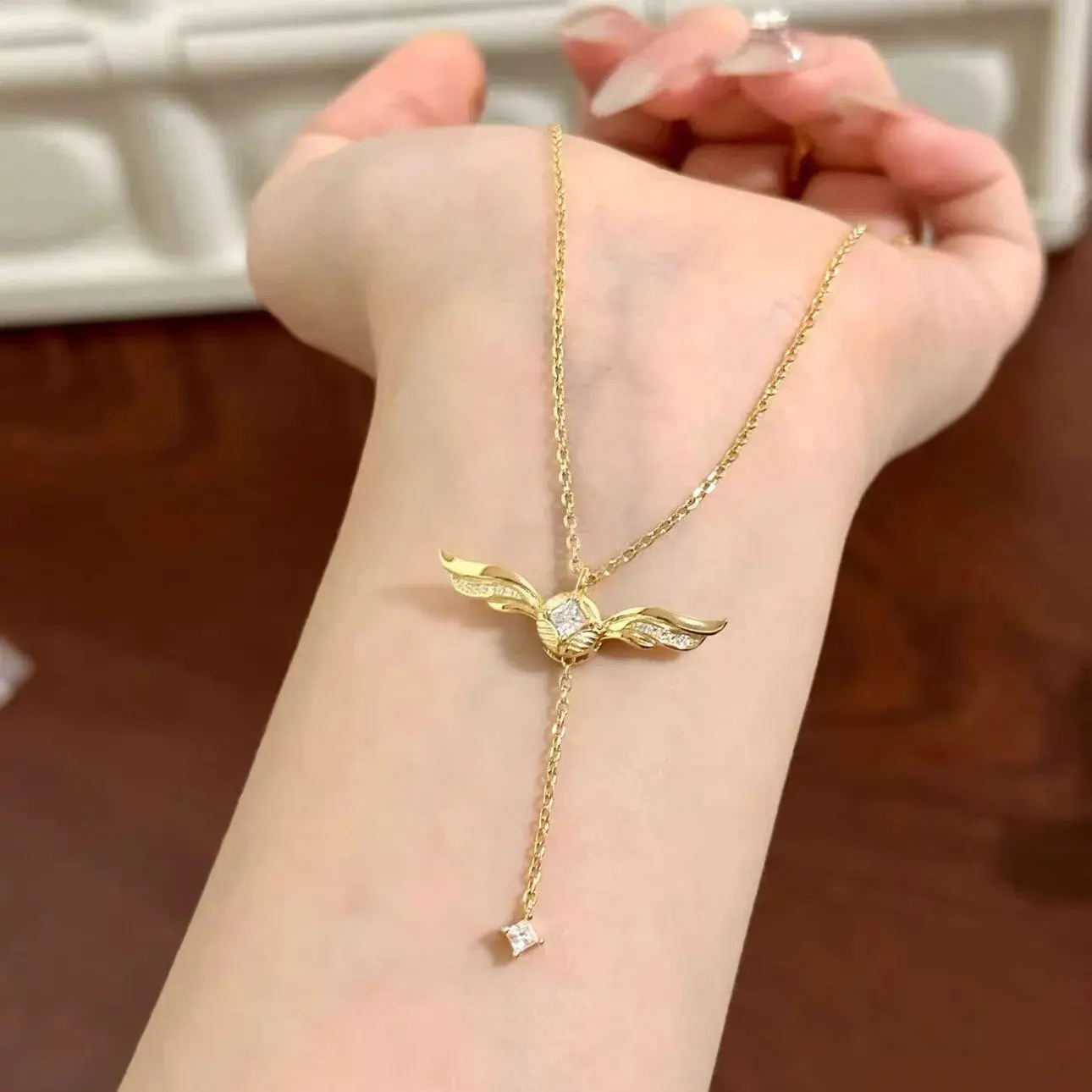 Stylish Golden Snitch Pendant Necklace (Unisex) – Collarbone Chain, Jewelry Gift