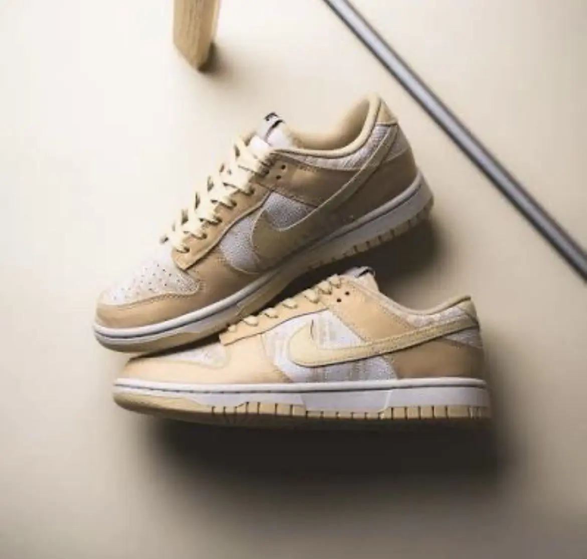 Women's Nike Dunk Low Casual Low Top Lace Up Trainers Sneaker - Lt Orewood Sesame White, Size 7-7.5