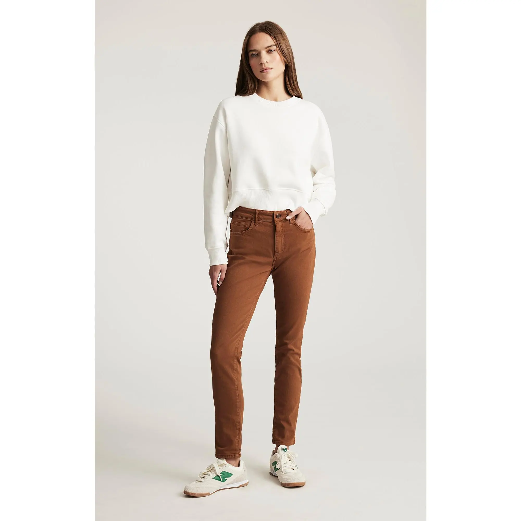 Mavi Kathleen Women's Slim Boyfriend Jeans, Comfortable Mid Rise Tapered Cotton Denim with a Cuffed Hem in Camel, Golden, Polyester