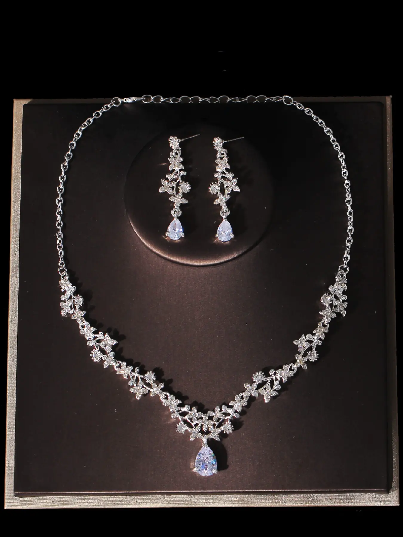 A set of classic rhinestone crown, necklace, and earrings for a female bride, consisting of 4 pieces, suitable for wedding dresses, formal dresses, and other accessories. It is also suitable for use at weddings, gatherings, and parties