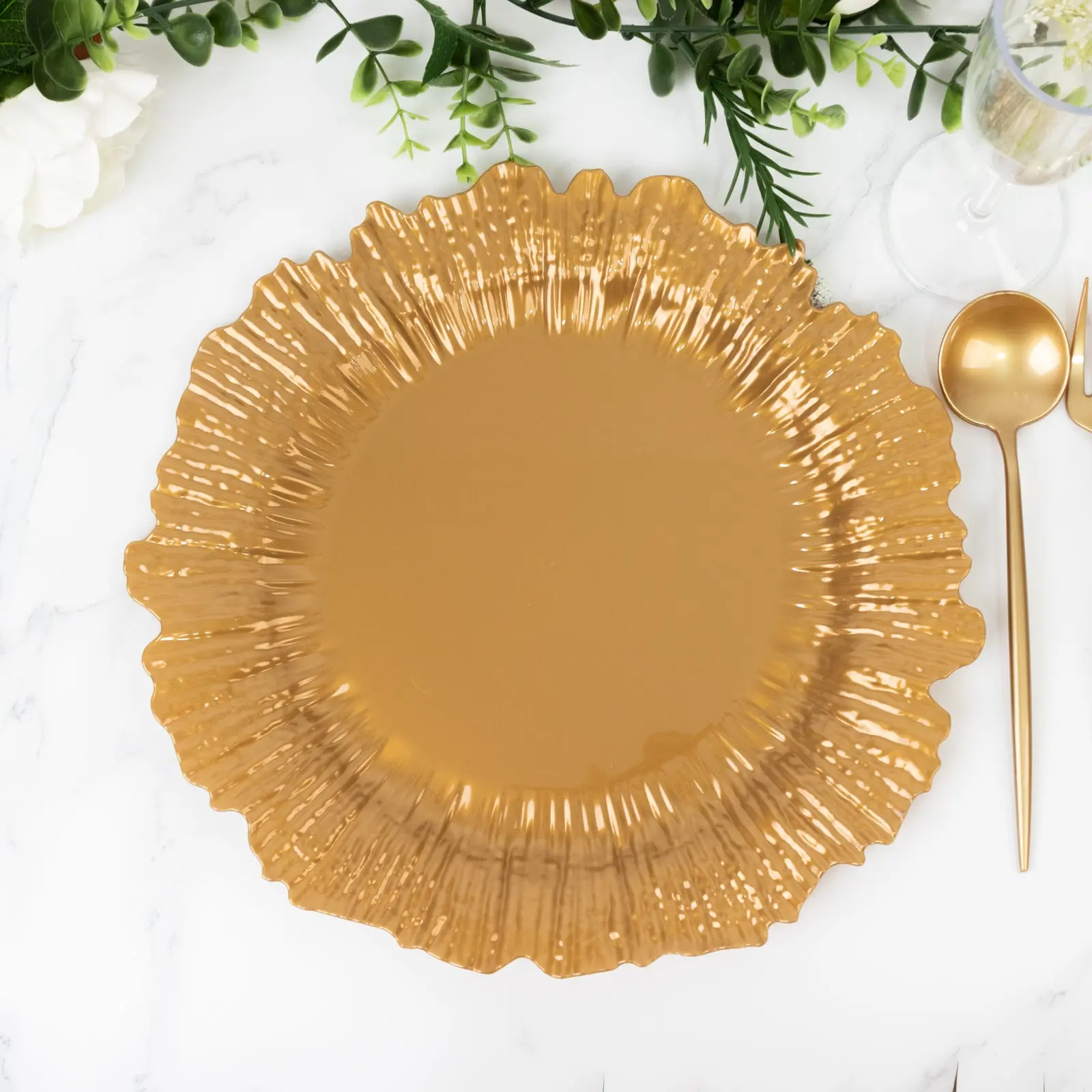 10-Pack Economy Plastic Charger Plates, 13 in Gold Reef Rim Design Disposable Plates for Weddings & Parties, Easy to Clean Home Festive Tableware, 13 Inches