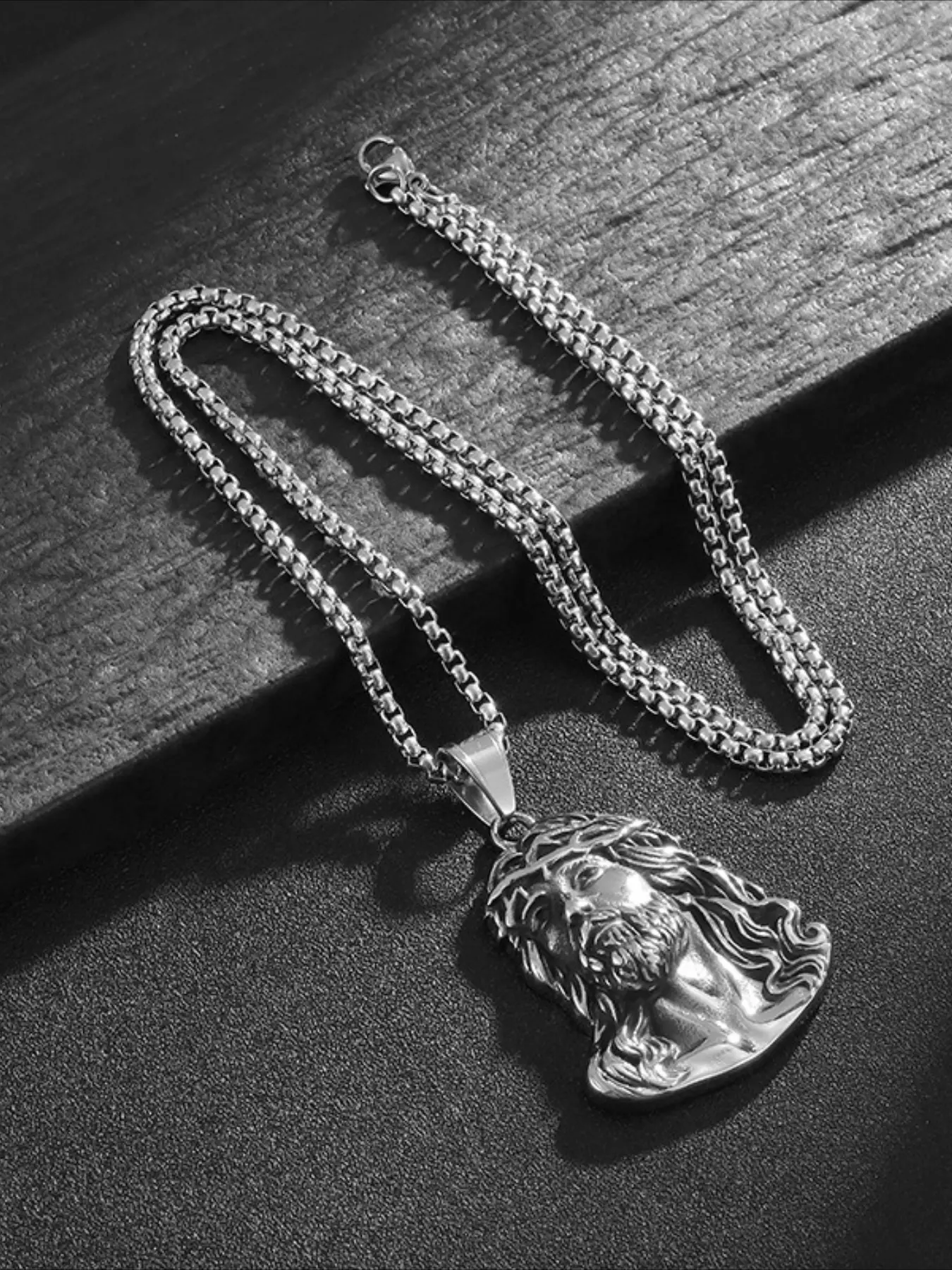 Classic Stainless Steel Chain Jesus Head Pendant Necklace Gold & Silver for Women & Men Religious Jewelry Gift Jewelry Design Waterproof & Fade-Resistant Jewelry