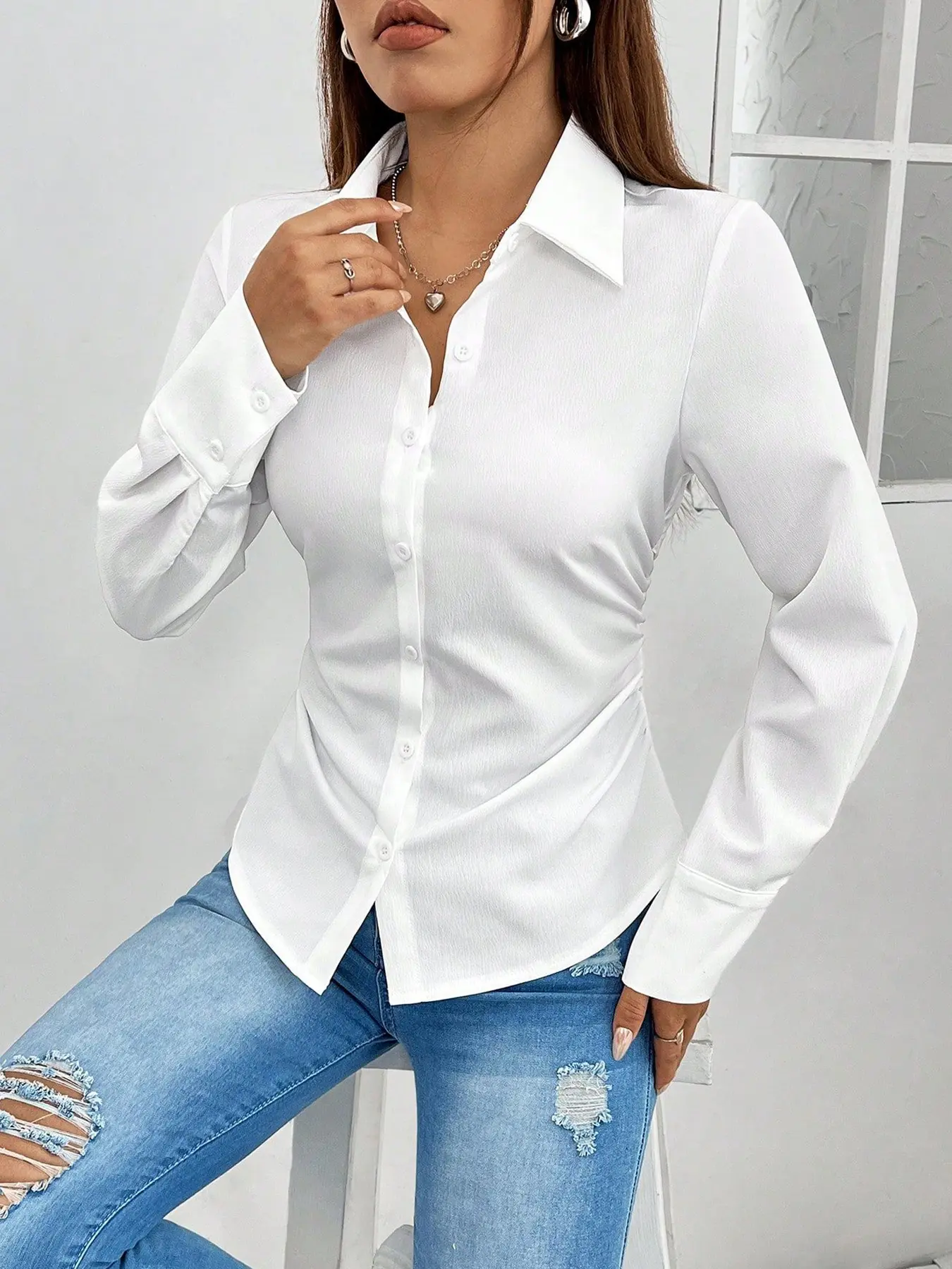 A slim-fit women's white long-sleeve shirt with side waist pleats, combining a formal commuting look with everyday fashion, suitable for workplace office, light business meetings, campus classes, or casual outings. - TikTok A slim-fit women's white long-sleeve shirt with side waist pleats, combining a formal commuting look with everyday fashion, suitable for workplace office, light business meetings, campus classes, or casual outings. - TikTok