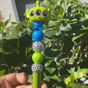 Beaded pen with Alien Doorable character.